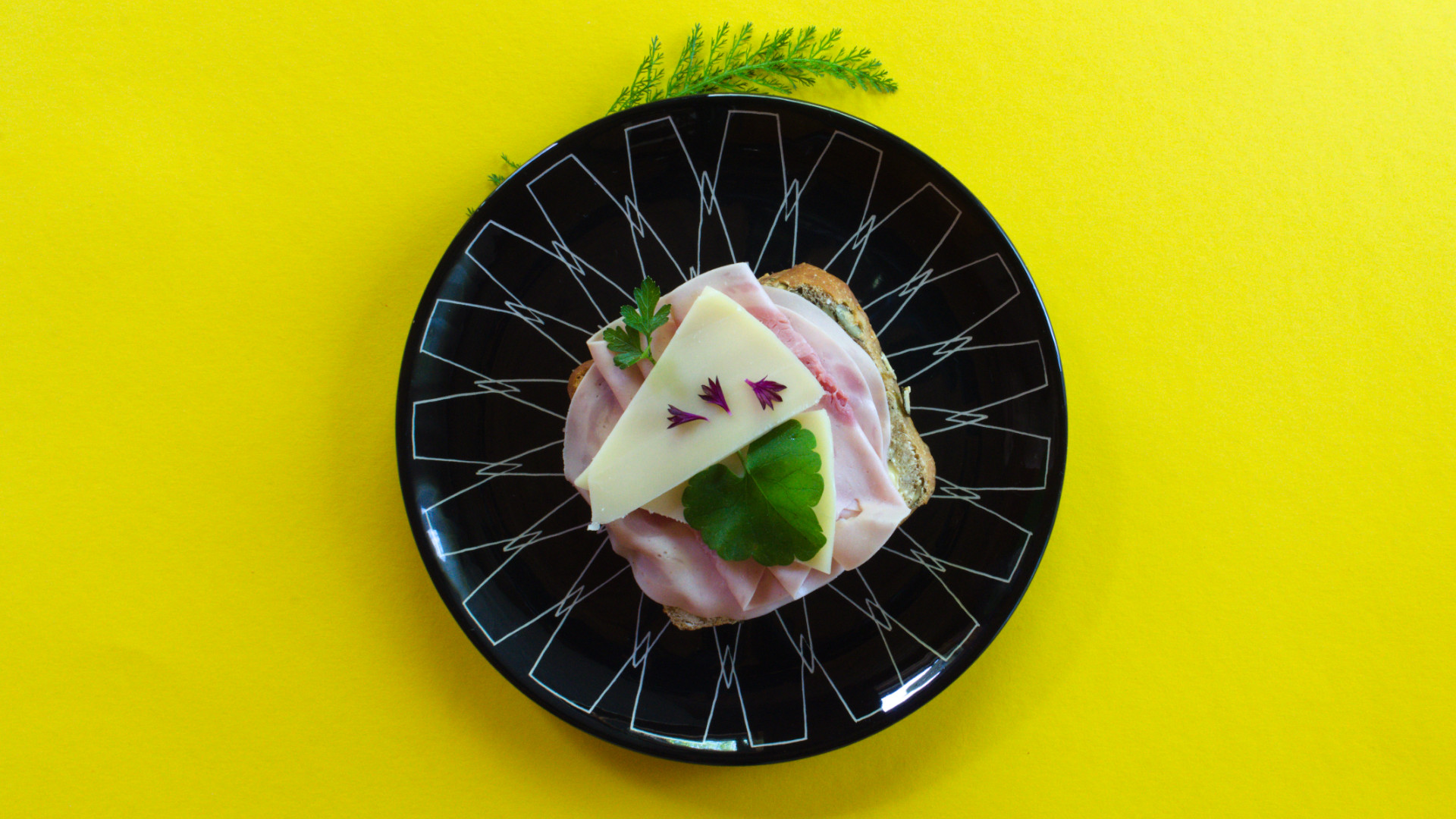 Halbes Brötchen Bierschinken Käse