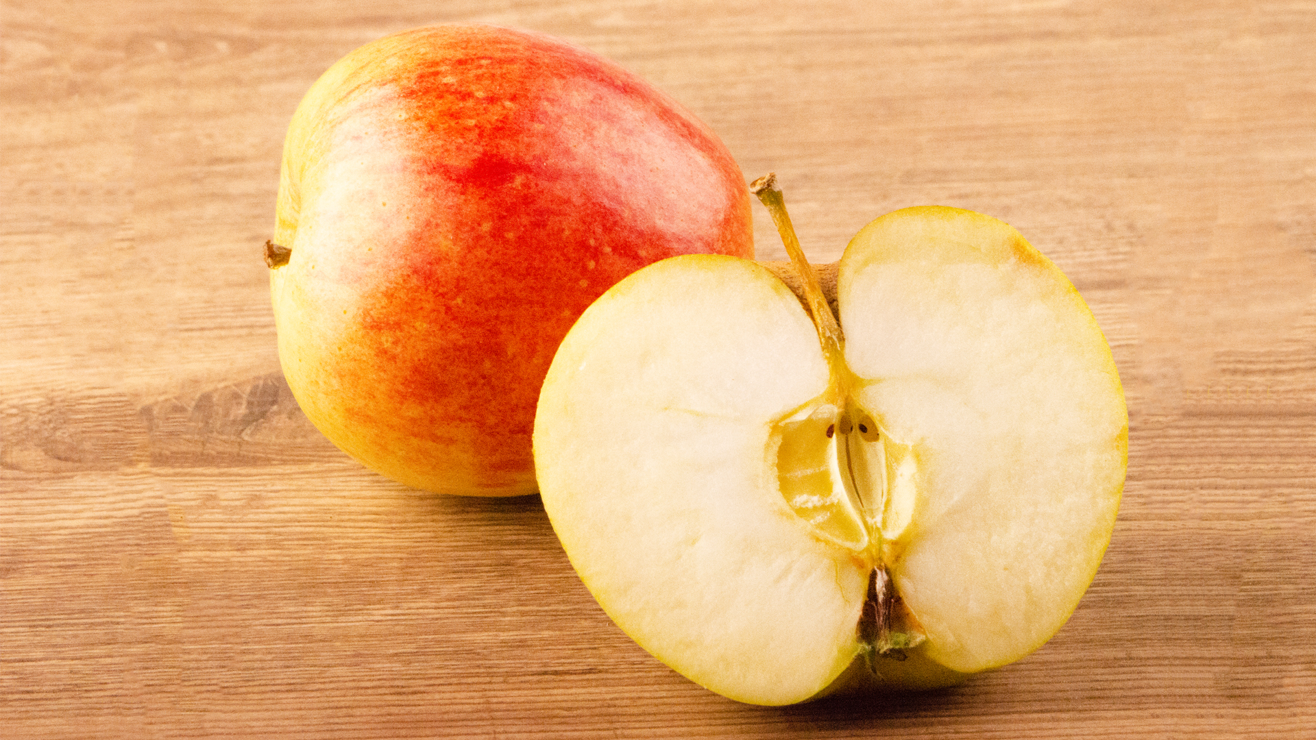 Apfel-Finkenwerder-Herbstprinz-halbiert Apfel Finkenwerder Herbstprinz Kiste